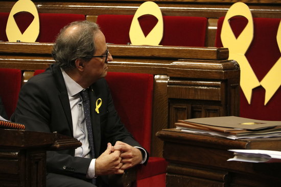 Catalan president Quim Torra in parliament, with yellow ribbons symbolising pro-independence MPs in prison or exiled (by Núria Julià)